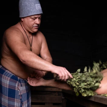 Банная процедура с вениками