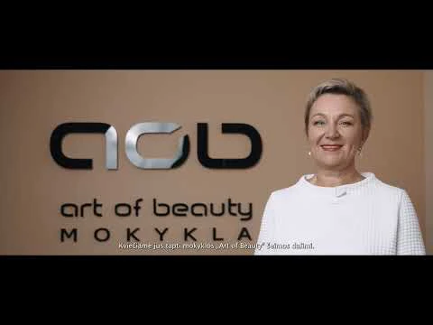 Кадр из видео школы «Art of Beauty»: женщина у логотипа школы