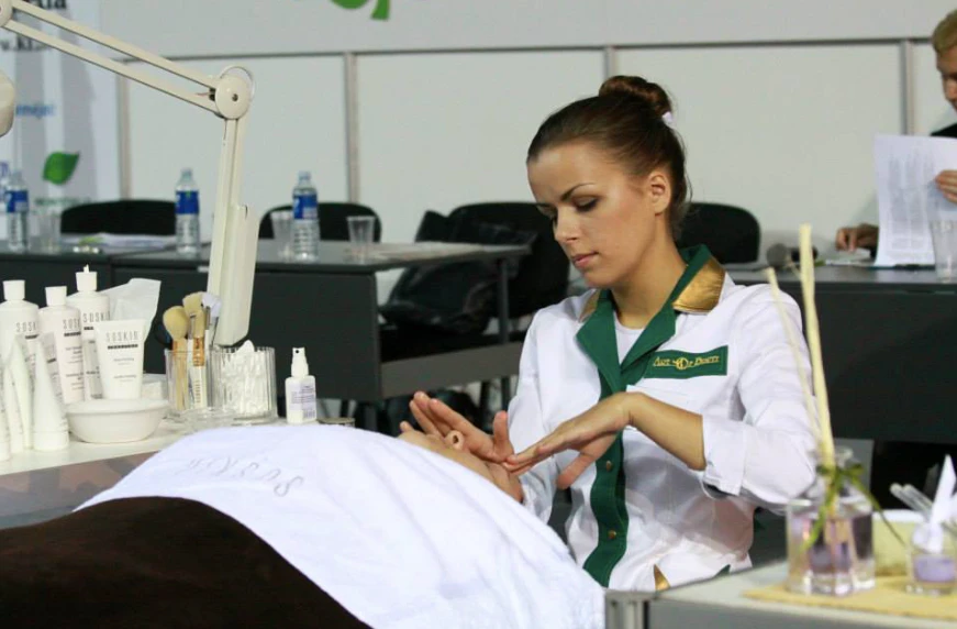 Косметолог Rasa Butkevičiūtė выполняет массаж лица на конкурсе