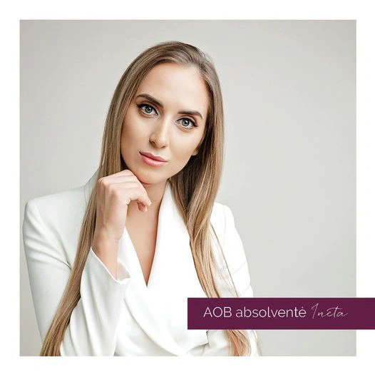 Mokyklos „Art of Beauty“ absolventė Ineta, kosmetologė, baltu švarku
