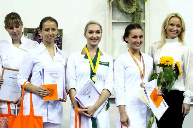 III atviro kosmetikų ir kosmetologų konkurso dalyvės su diplomais ir medaliais