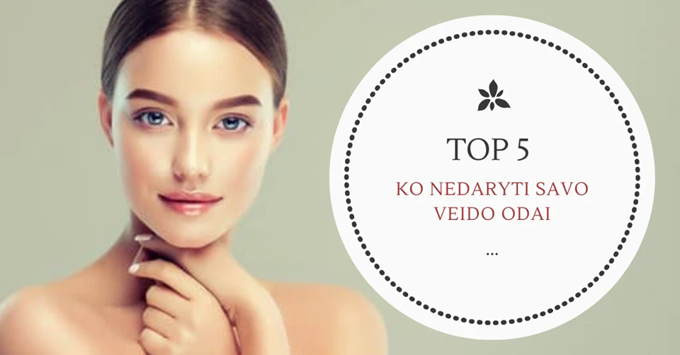 Moteris lygia veido oda ir užrašas „TOP 5 ko nedaryti savo veido odai“