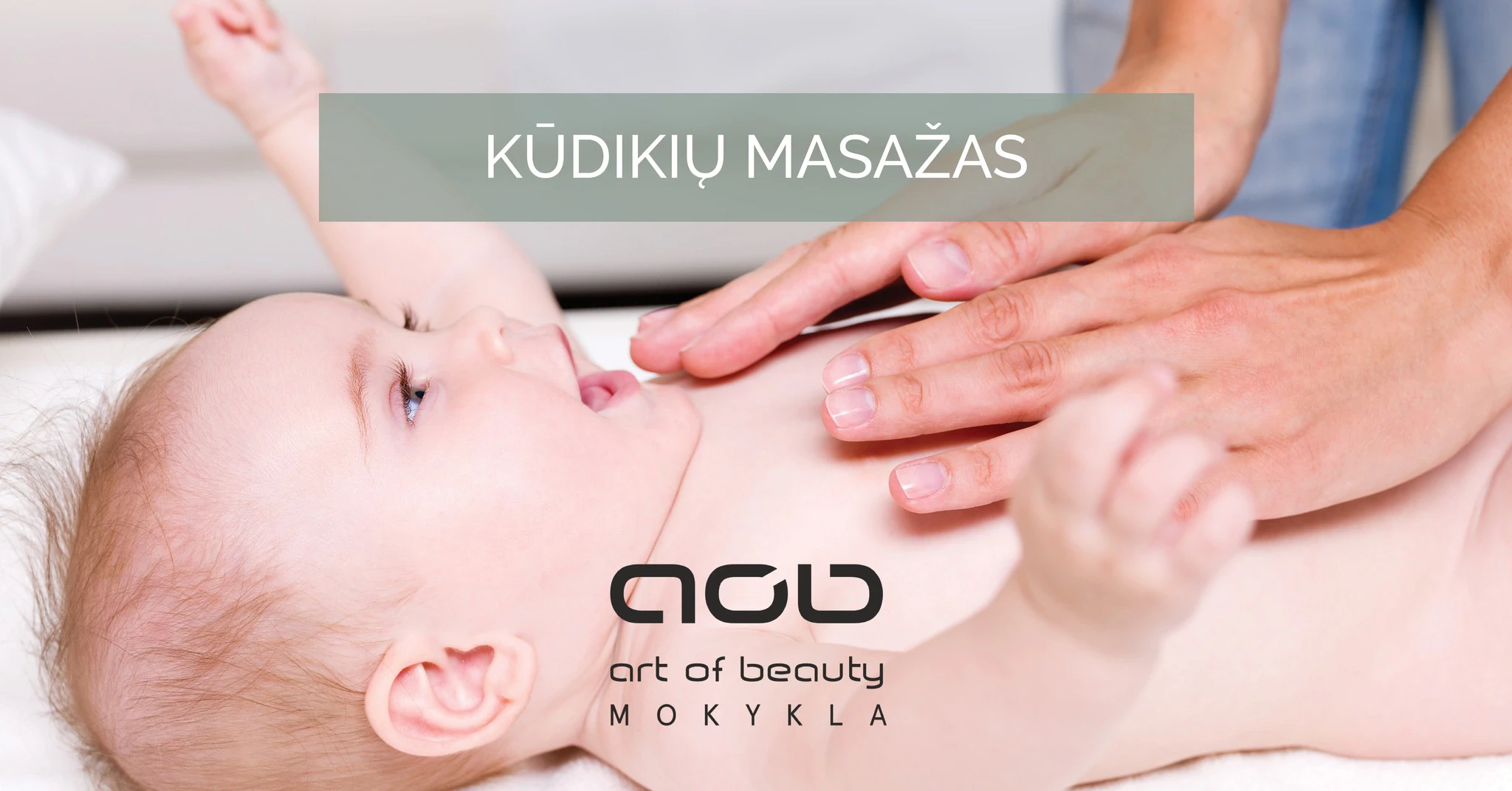 Kūdikio masažas: suaugusiojo rankos masažuoja kūdikio krūtinę, užrašas „Kūdikių masažas“ ir AOB logotipas