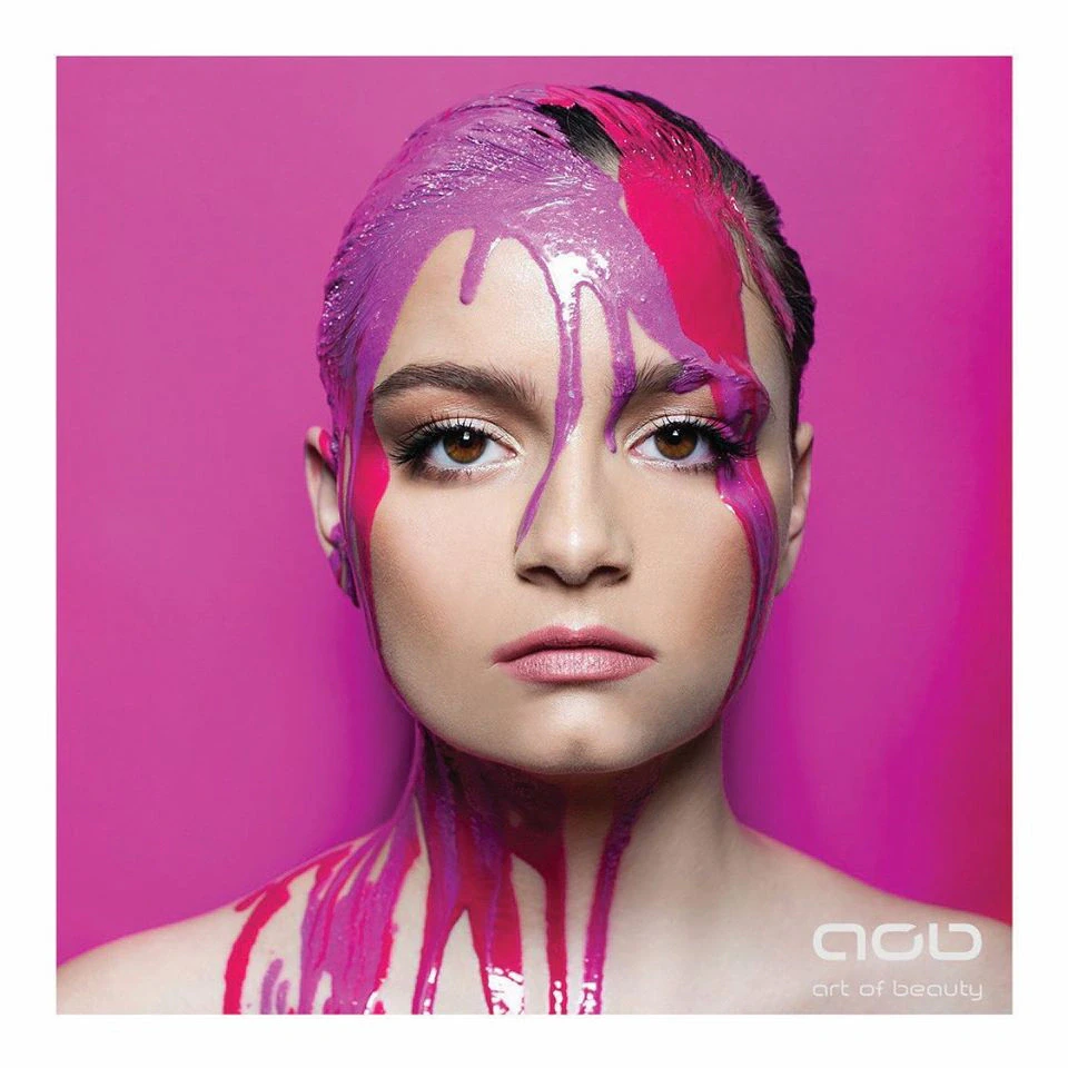 Modelė su rožiniais dažais, varvančiais nuo galvos – kūrybinis Media Makeup makiažas