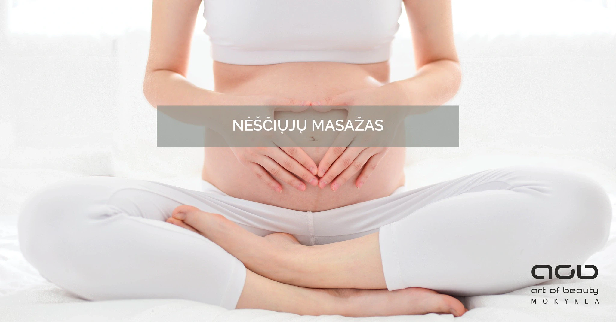 Nėščia moteris sėdi sukryžiuotomis kojomis, užrašas „Nėščiųjų masažas“ ir AOB logotipas