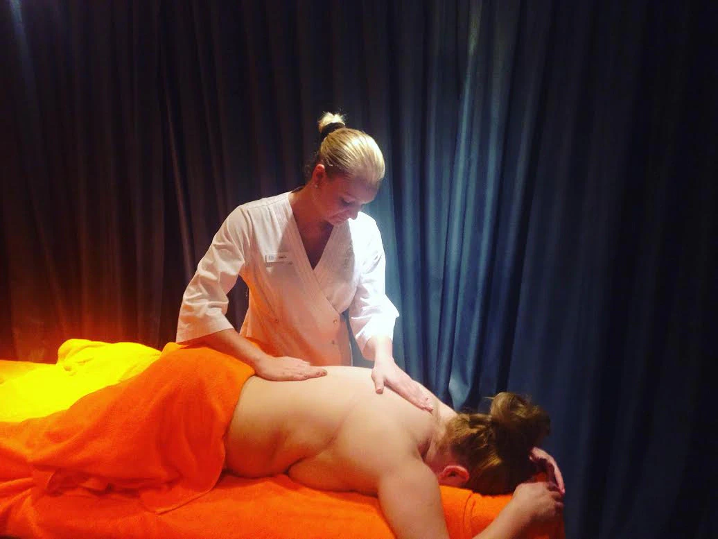 Mokinė atlieka nugaros masažą SPA centre praktikos Kipre metu
