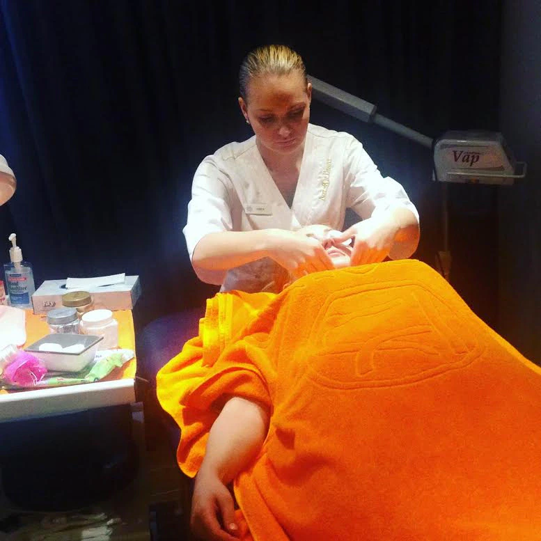 Mokinė atlieka veido procedūrą SPA centre praktikos Kipre metu