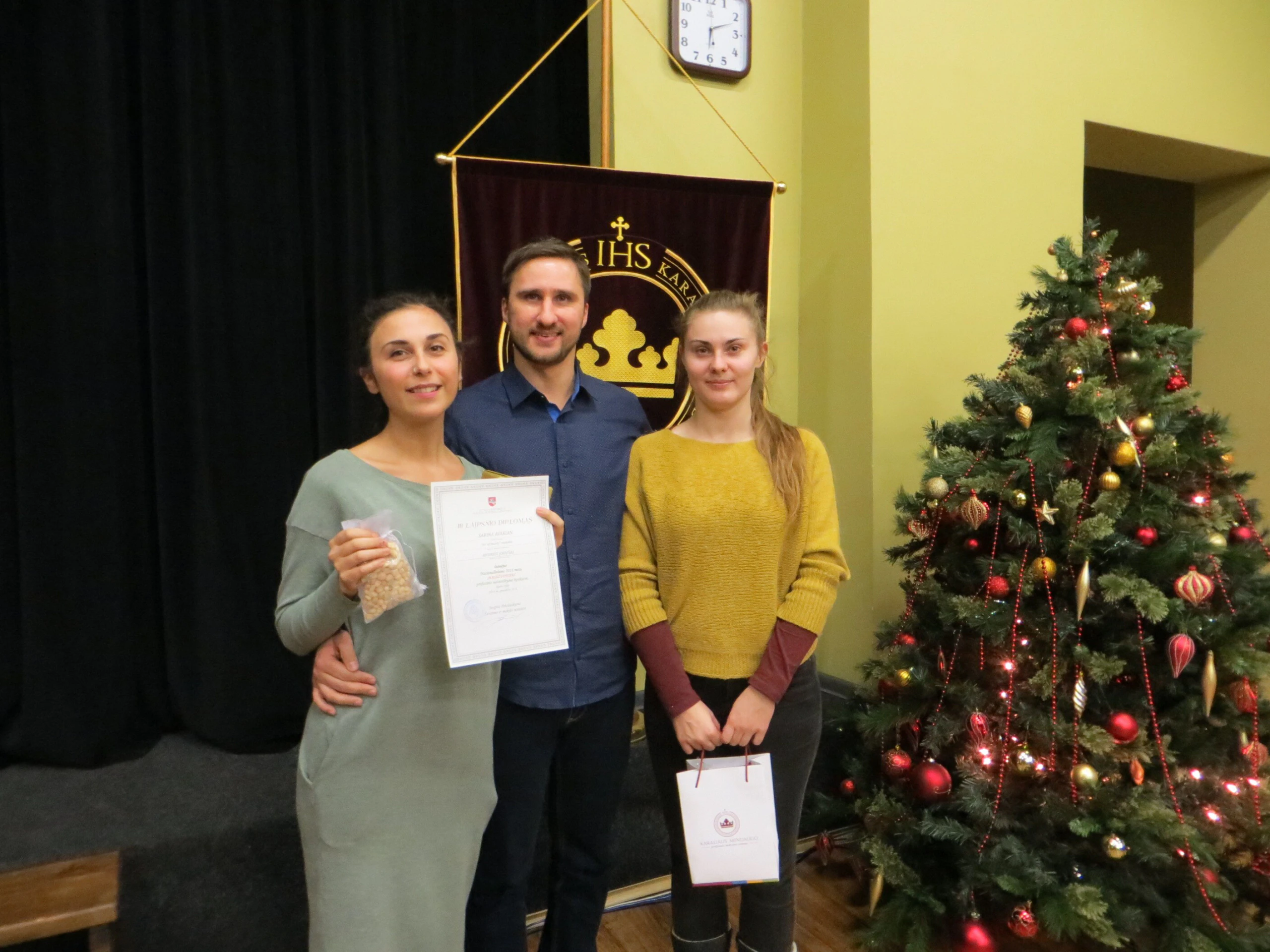 Mokyklos masažo mokinės su mokytoju ir diplomu po nacionalinio 2016 m. masažuotojų konkurso