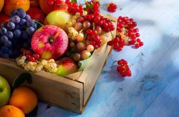 Dėžė vaisių ir uogų – vitamino A šaltiniai