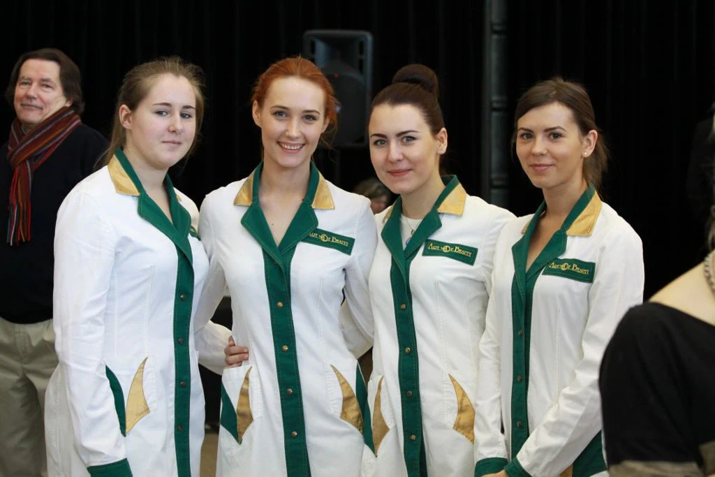 Mokyklos „Art of Beauty“ mokinės uniformomis, padėjusios VI kosmetikų ir kosmetologų konkurse