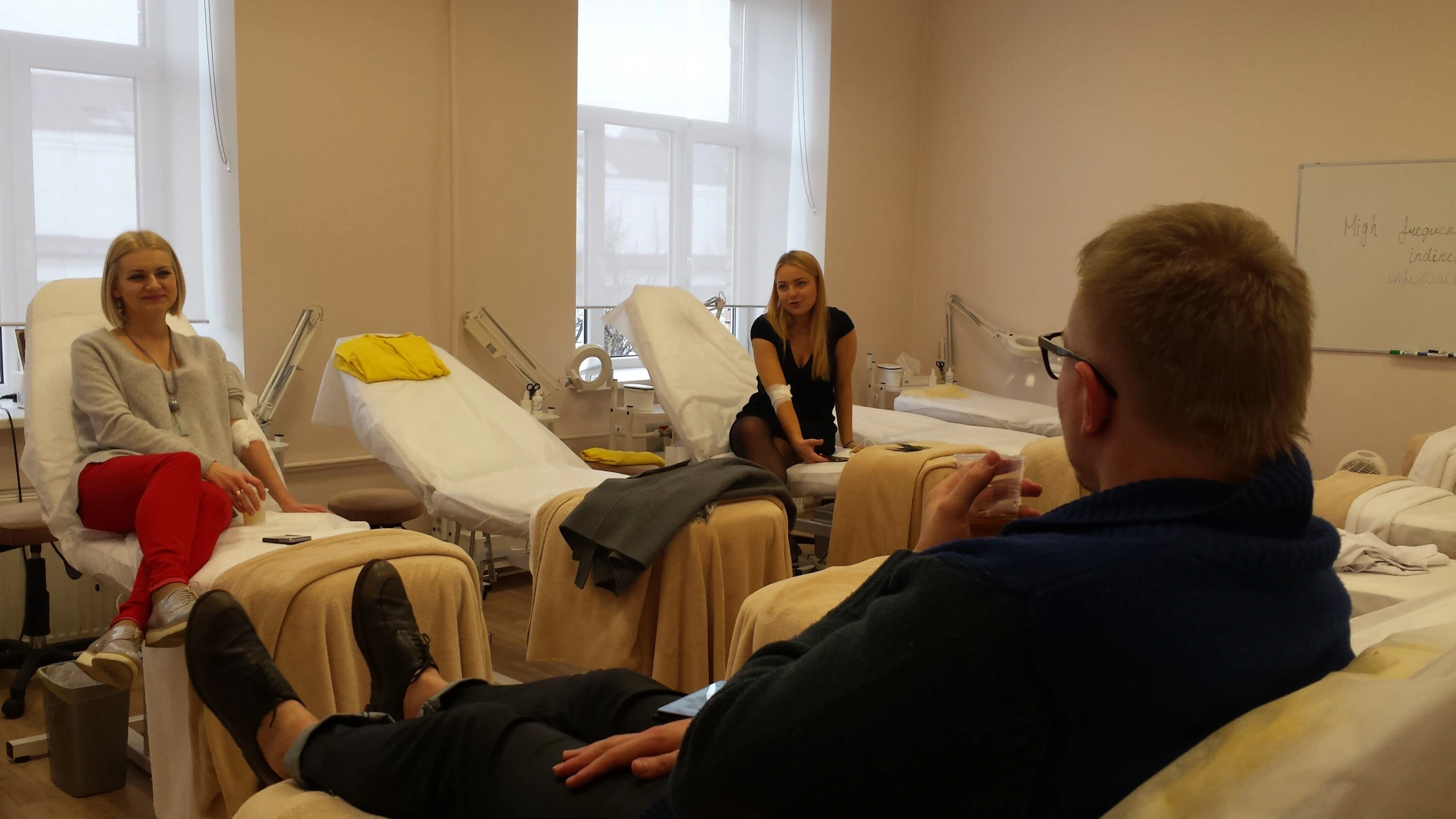 Donorai po kraujo davimo ilsisi kosmetologijos kabineto kušetėse