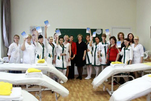 Kvalifikacinį egzaminą išlaikiusios mokinės su diplomais, 2012 m.