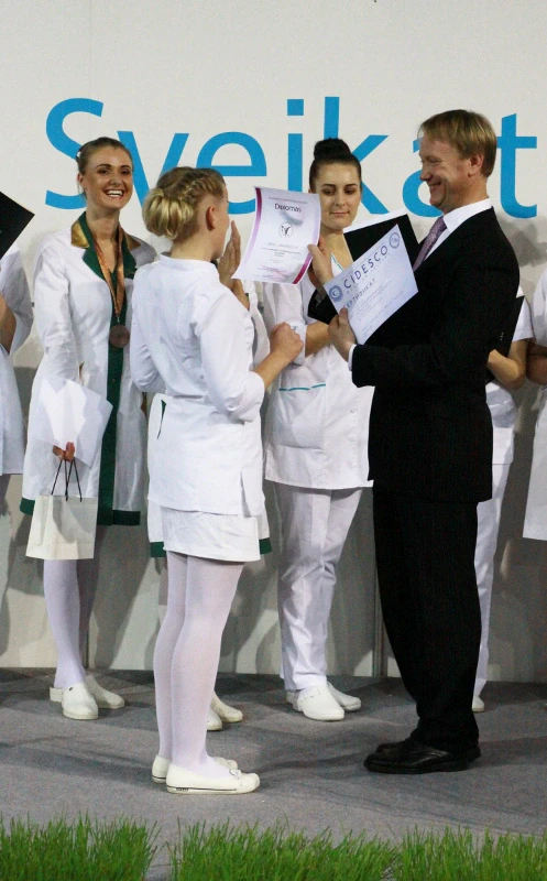 Apdovanojimų ceremonija: dalyvėms scenoje įteikiami diplomai