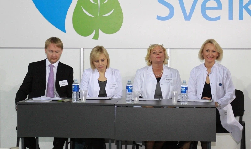 Konkurso vertinimo komisija prie stalo parodoje „Sveikata 2013“