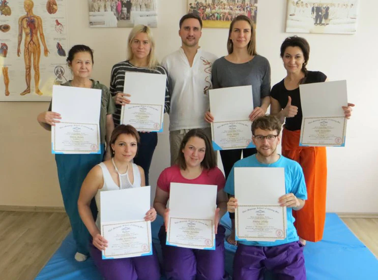 Tailandietiško masažo kursų dalyviai su diplomais ir lektoriumi