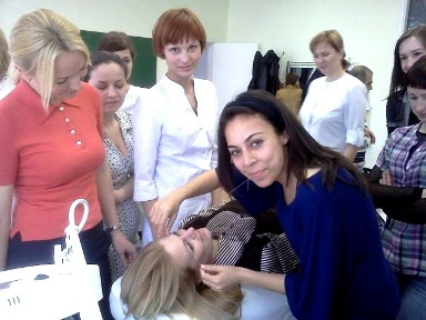 Turkijos studentė demonstruoja procedūrą klientei, aplink stebi mokinės, 2011 m.